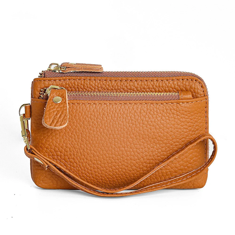 Porte-monnaie en cuir artisanal pour femme – Élégance et Artisanat Maroquinerie 7 Porte-monnaie marron en cuir véritable, fabrication artisanale, avec fermeture éclair et multiples couleurs disponibles