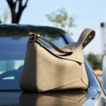 Sac cabas en cuir gris posé sur une chaise, élégance contemporaine
