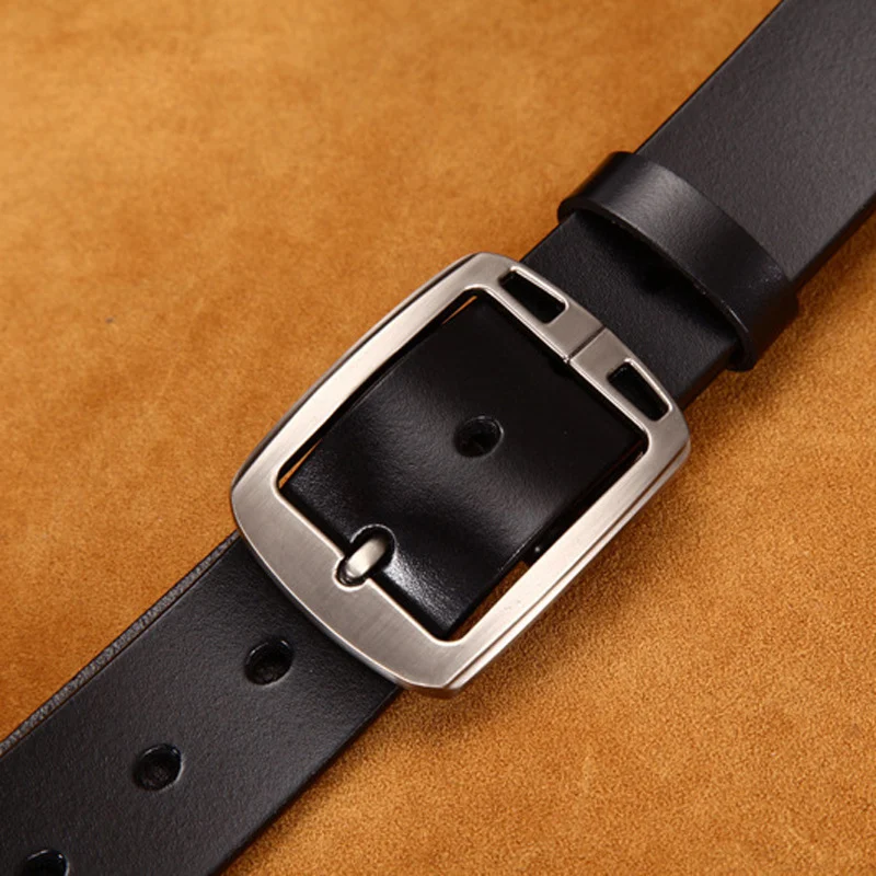 Accessoire de mode masculin, ceinture en cuir noir avec boucle à ardillon pour look décontracté