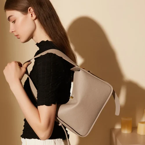 Sac fourre-tout pour femme en cuir gris porté à l'épaule