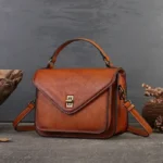 Sac à main cuir vintage avec boucle laiton Sac artisanal en cuir marron élégant