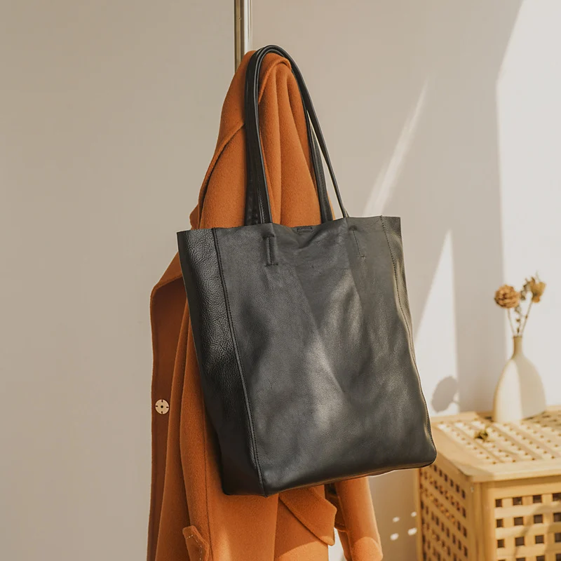 Sac à main élégant en cuir noir avec intérieur spacieux