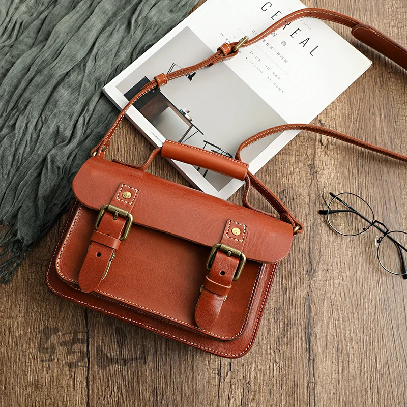 Sac en cuir marron végétal tanné fait main pour homme et femme.