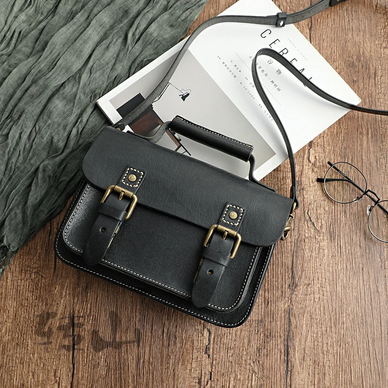 Design mixte et intemporel d'un sac en cuir végétal tanné.