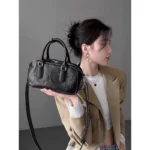 Sac en cuir noir pour femme, idéal pour une tenue chic