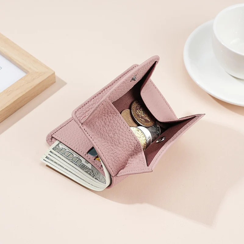 Portefeuille rose en cuir pour un look minimaliste chic