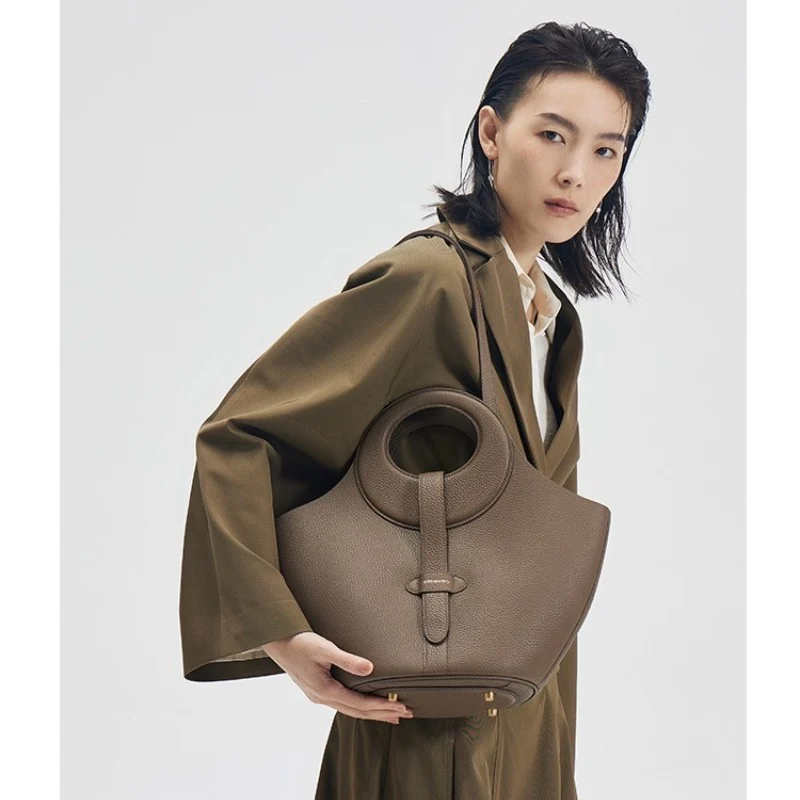Sac marron sur une étagère, mettant en évidence la forme élégante du panier.