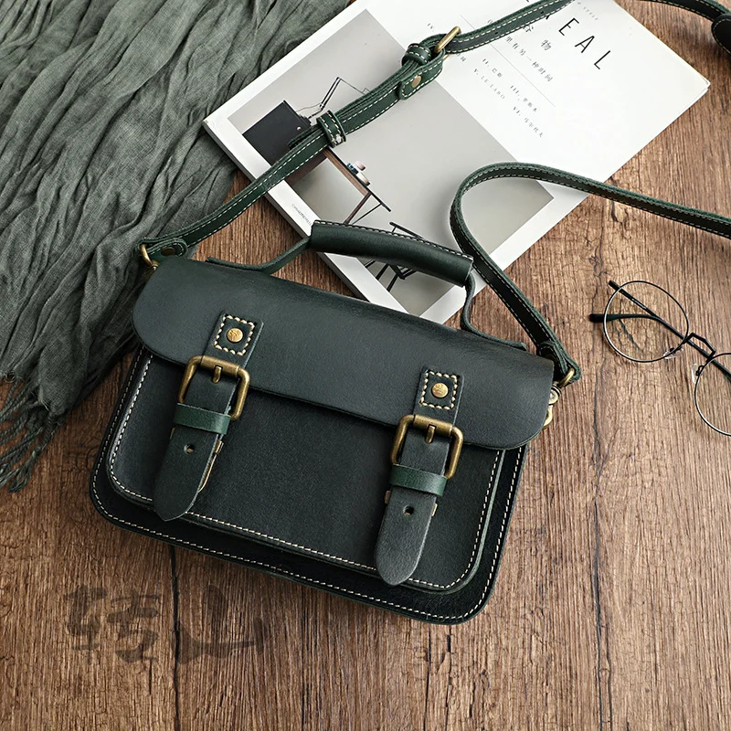 Design mixte et intemporel d'un sac en cuir végétal tanné.