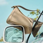 Sac cabas en cuir gris posé sur une chaise, élégance contemporaine