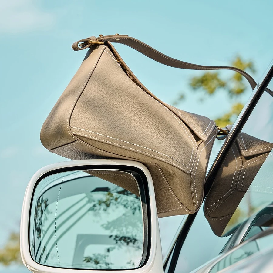 Sac cabas en cuir gris posé sur une chaise, élégance contemporaine