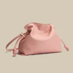Sac à main ovale en cuir rose plissé pour femme