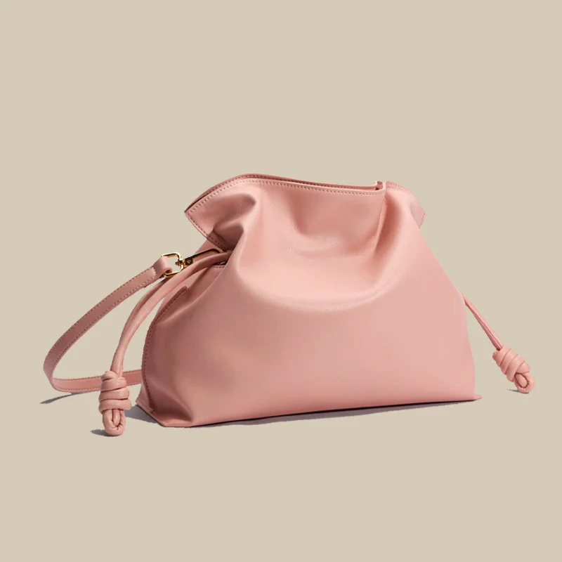 Sac à main ovale en cuir rose plissé pour femme