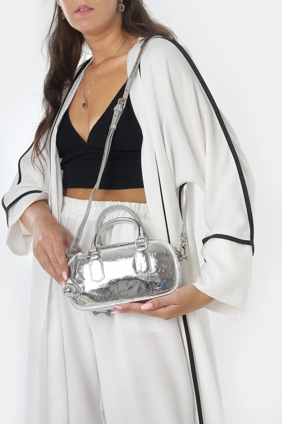 Sac en cuir argenté pour femme, idéal pour une tenue chic