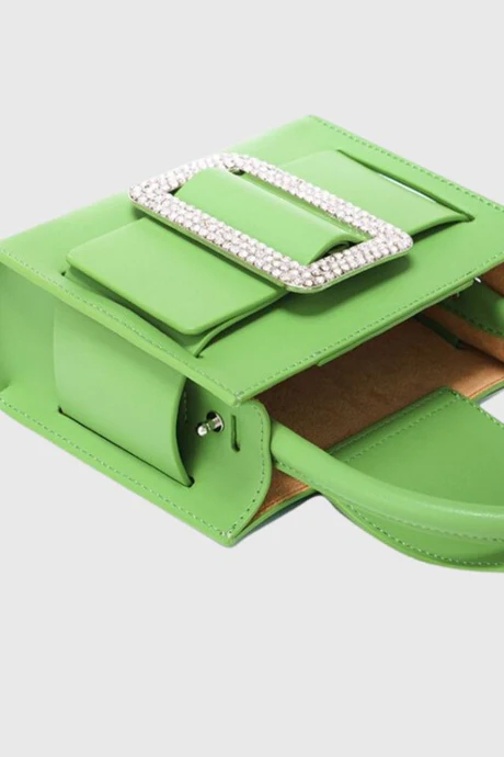 Détail du cuir de vache véritable sur mini sac carré