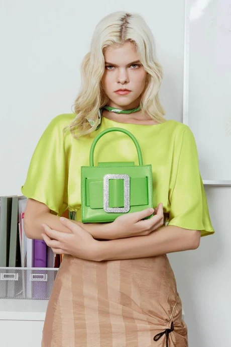 Mini Sac Carré Émeraude avec Boucle Ornée de Diamants – Élégance Haute Couture 2 Mini Sac Carré Émeraude avec Boucle Ornée de Diamants