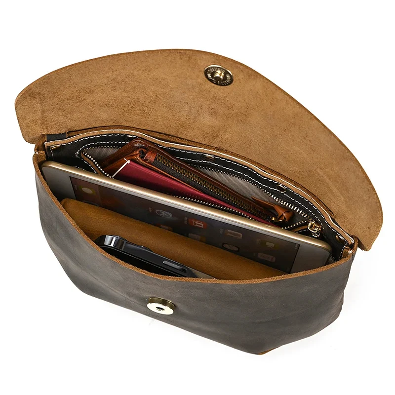 Sac Artisanal en Cuir Vintage - Collection Heritage porté par un homme