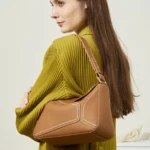 Sac cabas marron en cuir porté à l’épaule pour un look chic et urbain
