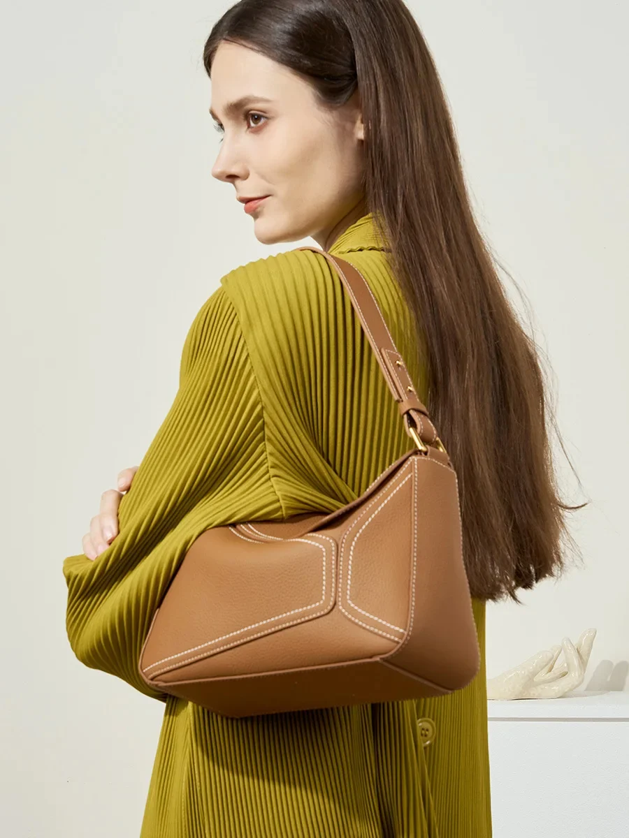 Sac cabas marron en cuir porté à l’épaule pour un look chic et urbain