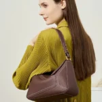 Sac cabas en cuir porté à l’épaule pour un look chic et urbain_caffe