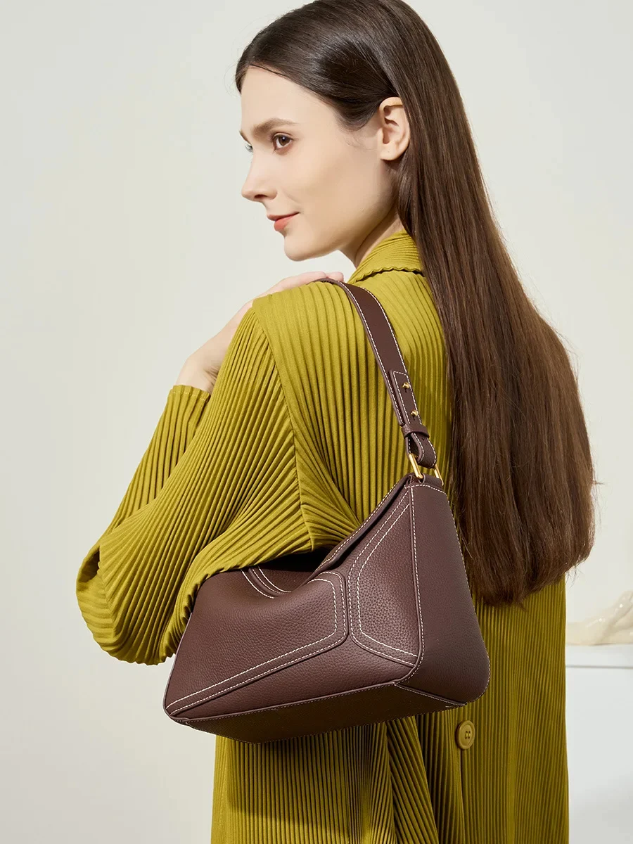 Sac cabas en cuir porté à l’épaule pour un look chic et urbain_caffe