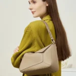 Sac cabas beige en cuir porté à l’épaule pour un look chic et urbain