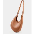 Vue de face du sac demi-lune en cuir marron