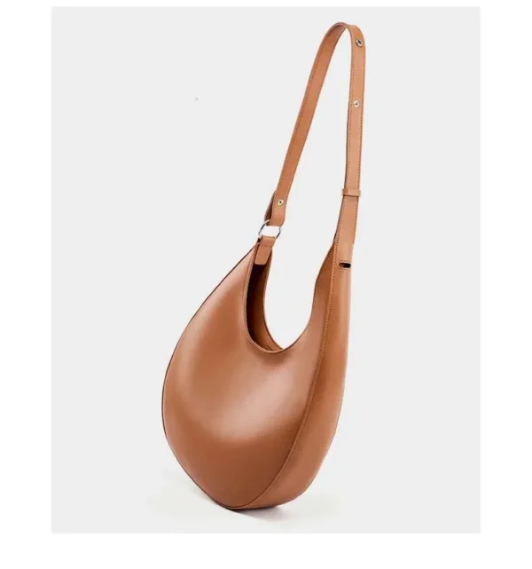 Vue de face du sac demi-lune en cuir marron
