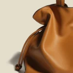 Sac Lucky En Cuir Plissé Pour Femmes Élégance Et Raffinement