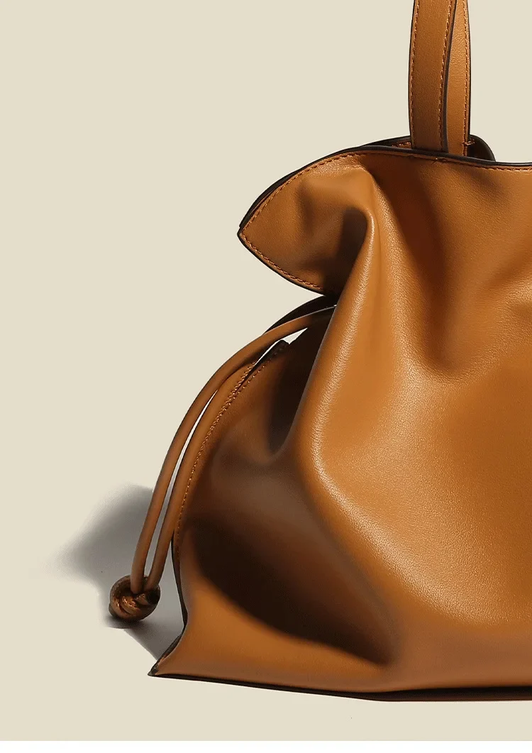 Sac Lucky En Cuir Plissé Pour Femmes Élégance Et Raffinement