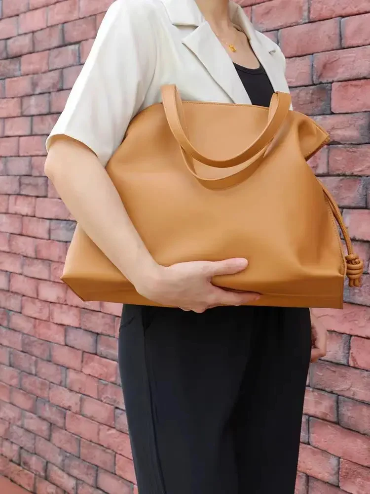 Sac Lucky En Cuir Plissé Pour Femmes Élégance Et Raffinement Marron