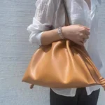 Sac Lucky En Cuir Plissé Pour Femmes Élégance Et Raffinement Marron Porté