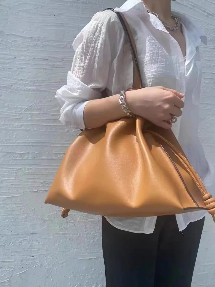 Sac Lucky En Cuir Plissé Pour Femmes Élégance Et Raffinement Marron Porté