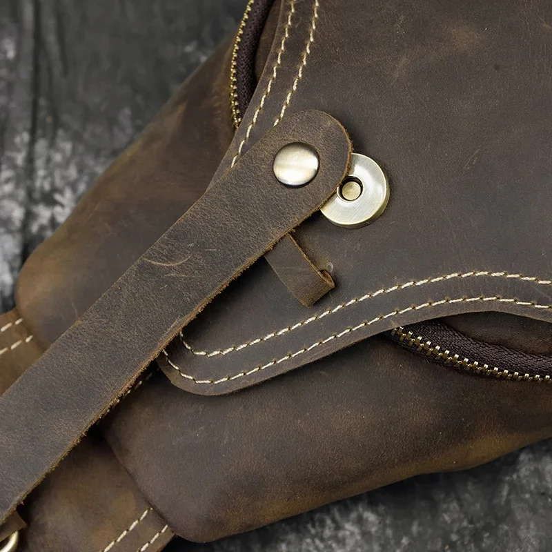 Détail du cuir Crazy Horse sur un sac à bandoulière