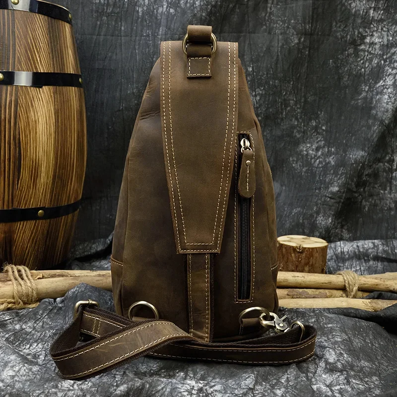 Vue arrière du sac en cuir marron pour homme