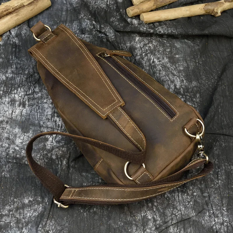 Vue arrière du sac en cuir marron pour homme