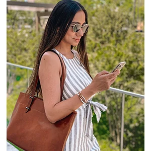 Sac en cuir de vachette pour femme avec compartiments spacieux et fermeture éclair YKK"