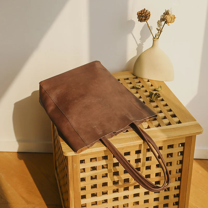 Vue de face du sac en cuir marron artisanal sur une table