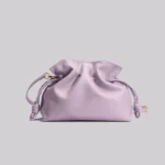 Sac chanceux en cuir violet pour femme, vue de profil