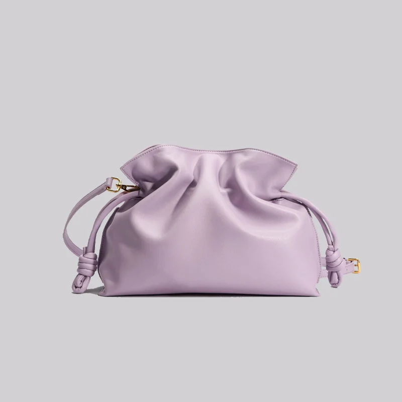 Sac chanceux en cuir violet pour femme, vue de profil
