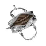 Vue latérale du sac "Pillow Bag" en cuir argenté