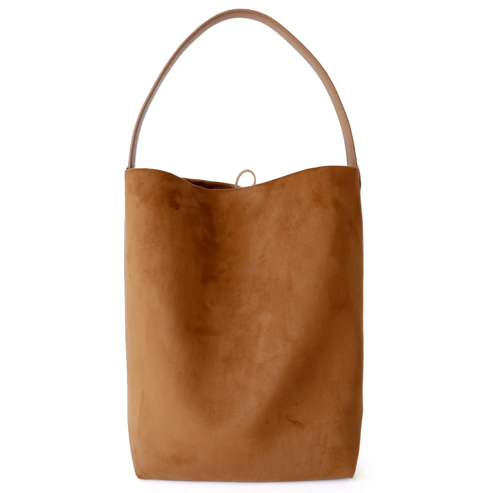 Sac Seau en Suède et Cuir de Vachette - Grande Capacité 1 Sac Seau en Suède et Cuir de Vachette - Élégance et Grande Capacité