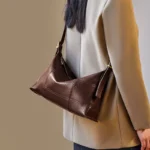 Sac artisanal marron avec poches multiples