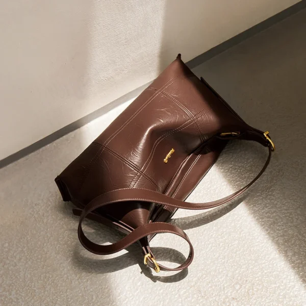 Sac artisanal noir pour femme avec détails élégants