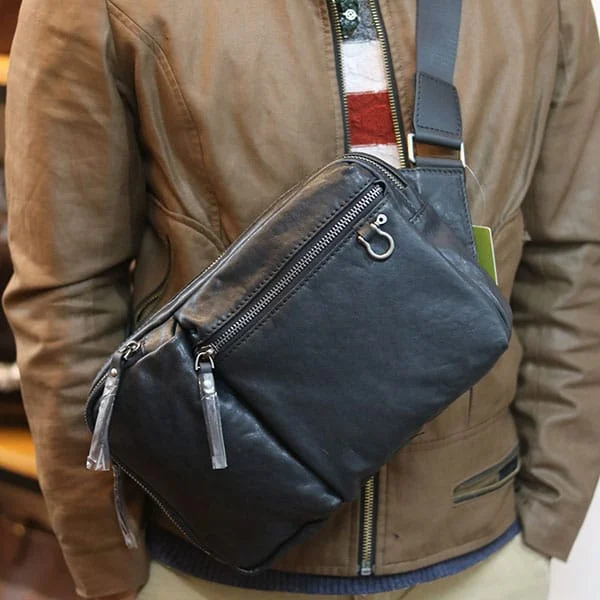 Bandoulière en Cuir pour Homme - Modèle Fashion est conçu pour les hommes qui recherchent un accessoire pratique et stylé. Fabriqué à partir de cuir de vachette véritable, ce sac offre une texture douce mais résistante, garantissant une durabilité exceptionnelle tout en conservant un look moderne et raffiné