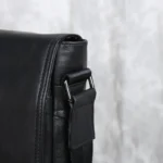 Sac à Bandoulière Vertical en Cuir Premium - Urban Style coté droit