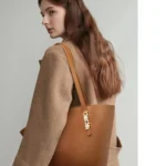 Femme-portant-le-sac-en-cuir-style-panier-marron
