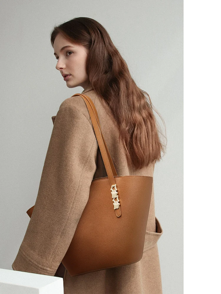 Femme-portant-le-sac-en-cuir-style-panier-marron