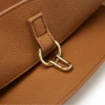 Fermeture-securisee-du-sac-en-cuir-noir-retro.