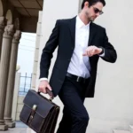 Porte-documents Business Vintage en Cuir Premium_porté par un homme