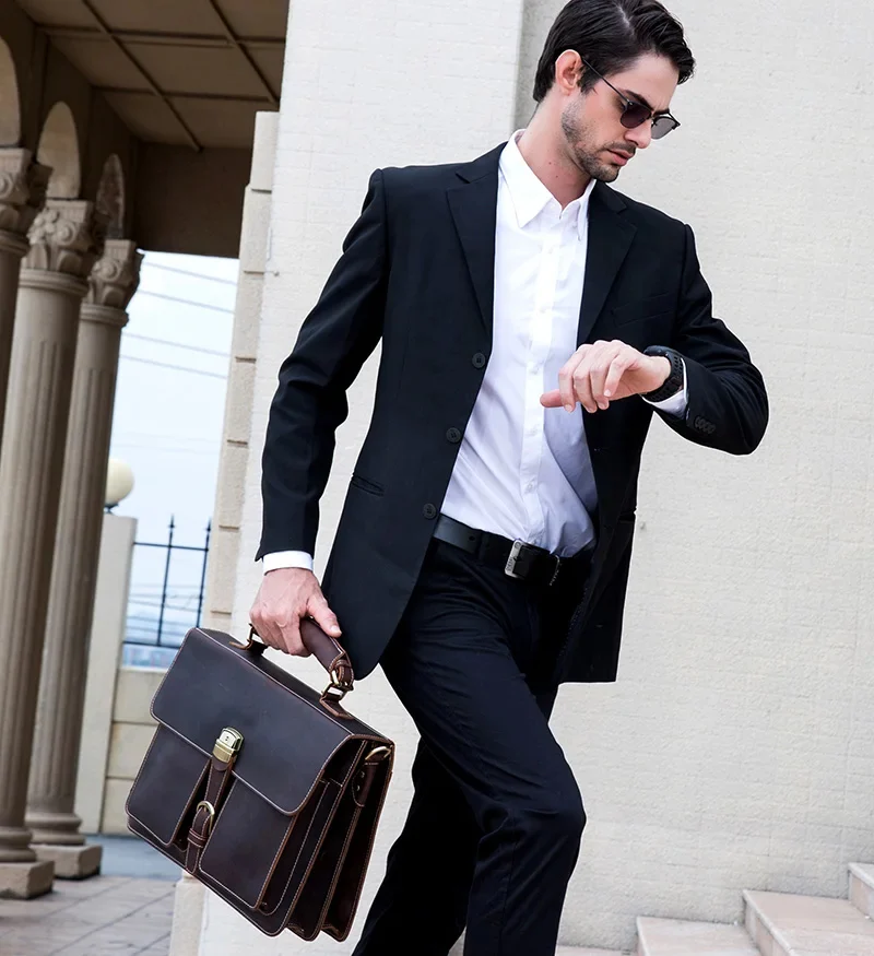 Porte-documents Business Vintage en Cuir Premium_porté par un homme